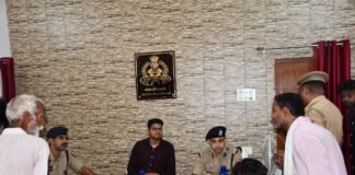 डीएम व एसपी ने थाना समाधान दिवस में सुनीं जनसमस्याएं, राजस्व मामलों के त्वरित निस्तारण के दिए निर्देश