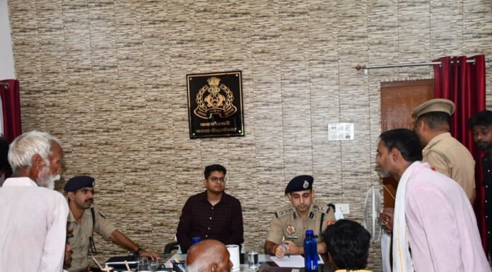 डीएम व एसपी ने थाना समाधान दिवस में सुनीं जनसमस्याएं, राजस्व मामलों के त्वरित निस्तारण के दिए निर्देश