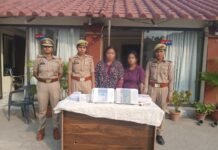 ढाई साल तक शोरूम से उड़ाती रहीं गहने, दो महिला कर्मचारी गिरफ्तार सीसीटीवी की रेंज समझकर करती थीं चोरी, 25 लाख रुपये से अधिक की नकदी व ज्वैलरी बरामद