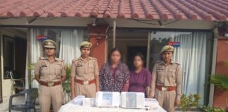 ढाई साल तक शोरूम से उड़ाती रहीं गहने, दो महिला कर्मचारी गिरफ्तार सीसीटीवी की रेंज समझकर करती थीं चोरी, 25 लाख रुपये से अधिक की नकदी व ज्वैलरी बरामद