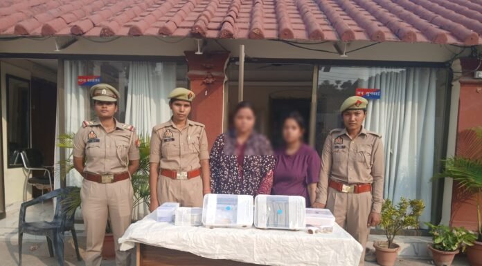 ढाई साल तक शोरूम से उड़ाती रहीं गहने, दो महिला कर्मचारी गिरफ्तार सीसीटीवी की रेंज समझकर करती थीं चोरी, 25 लाख रुपये से अधिक की नकदी व ज्वैलरी बरामद