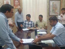 जनता दर्शन में डीएम दीपक मीणा ने सुनीं जनसमस्याएं, मौके पर दिए त्वरित निस्तारण के निर्देश