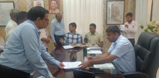 जनता दर्शन में डीएम दीपक मीणा ने सुनीं जनसमस्याएं, मौके पर दिए त्वरित निस्तारण के निर्देश