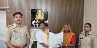 ईमानदारी की मिसाल बना ऑटो चालक, जेवरात से भरा बैग लौटाकर जीता दिल पुलिस की सक्रियता से महिला को सुरक्षित मिला सामान, चालक की सराहना कर जताया आभार