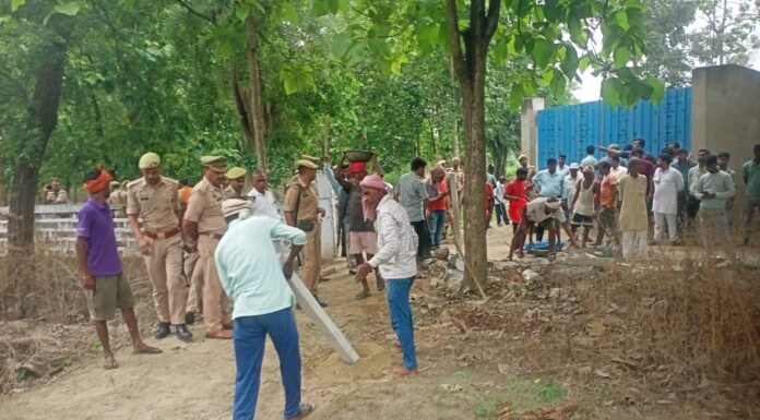 वर्षों पुराना गौशाला भूमि विवाद खत्म, प्रशासन ने सीमांकन कर सौंपा कब्जा भारी पुलिस बल की मौजूदगी में गाड़े गए पीलर, शांतिपूर्ण ढंग से पूरी हुई कार्रवाई