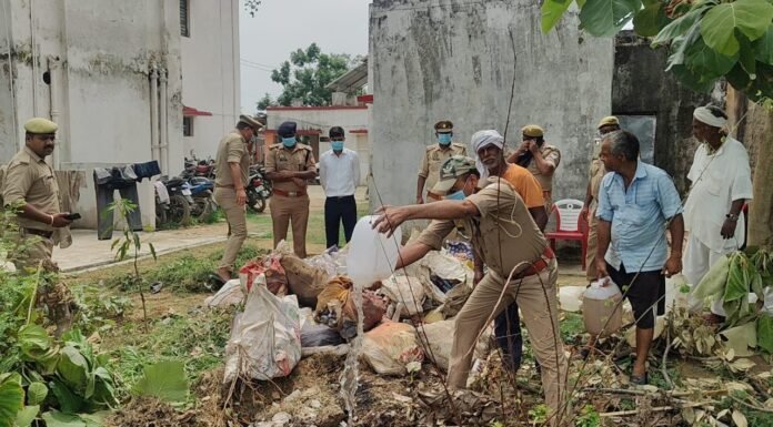 100 आबकारी मुकदमों की 929 लीटर अवैध शराब नष्ट न्यायालय के आदेश पर परसामलिक थाने में हुई कार्रवाई, वीडियोग्राफी भी कराई गई