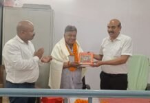30 वर्षों की सेवा के बाद मुख्य अनुलेखक सुधीर कुमार श्रीवास्तव सेवानिवृत्त भावुक माहौल में सहकर्मियों ने दी विदाई, योगदान को किया याद