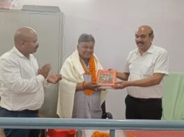 30 वर्षों की सेवा के बाद मुख्य अनुलेखक सुधीर कुमार श्रीवास्तव सेवानिवृत्त भावुक माहौल में सहकर्मियों ने दी विदाई, योगदान को किया याद