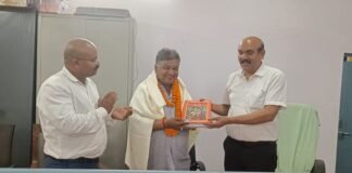 30 वर्षों की सेवा के बाद मुख्य अनुलेखक सुधीर कुमार श्रीवास्तव सेवानिवृत्त भावुक माहौल में सहकर्मियों ने दी विदाई, योगदान को किया याद