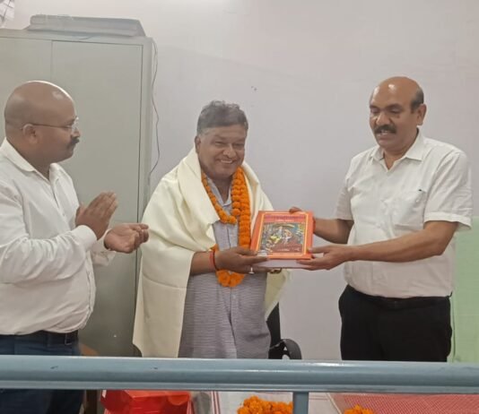 30 वर्षों की सेवा के बाद मुख्य अनुलेखक सुधीर कुमार श्रीवास्तव सेवानिवृत्त भावुक माहौल में सहकर्मियों ने दी विदाई, योगदान को किया याद