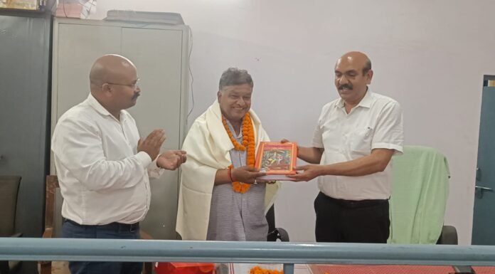 30 वर्षों की सेवा के बाद मुख्य अनुलेखक सुधीर कुमार श्रीवास्तव सेवानिवृत्त भावुक माहौल में सहकर्मियों ने दी विदाई, योगदान को किया याद