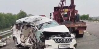 वृंदावन दर्शन को निकला परिवार कभी लौटकर नहीं आया, एक्सप्रेसवे हादसे में पांच की मौत आगरा-लखनऊ एक्सप्रेसवे पर भीषण हादसा, संतकबीरनगर के एक ही परिवार की खुशियां उजड़ीं