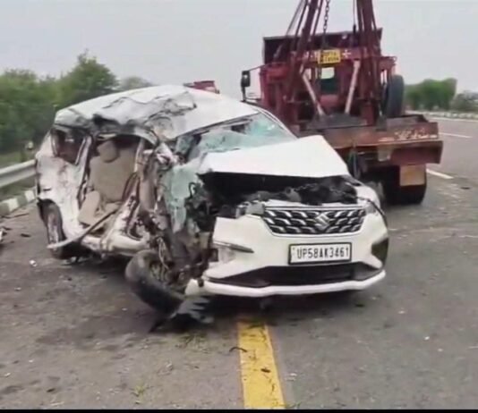 वृंदावन दर्शन को निकला परिवार कभी लौटकर नहीं आया, एक्सप्रेसवे हादसे में पांच की मौत आगरा-लखनऊ एक्सप्रेसवे पर भीषण हादसा, संतकबीरनगर के एक ही परिवार की खुशियां उजड़ीं