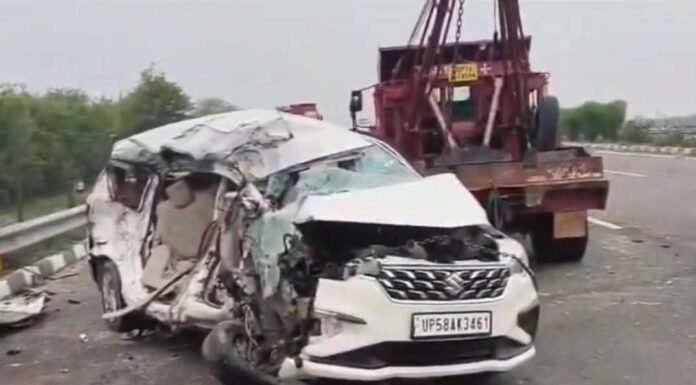 वृंदावन दर्शन को निकला परिवार कभी लौटकर नहीं आया, एक्सप्रेसवे हादसे में पांच की मौत आगरा-लखनऊ एक्सप्रेसवे पर भीषण हादसा, संतकबीरनगर के एक ही परिवार की खुशियां उजड़ीं