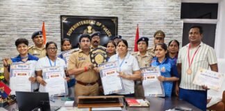 खेल मैदान में चमके पुलिस के सितारे, एसपी ने आठ खिलाड़ियों को किया सम्मानित