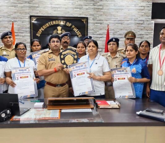 खेल मैदान में चमके पुलिस के सितारे, एसपी ने आठ खिलाड़ियों को किया सम्मानित