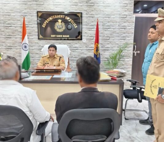 जनसुनवाई में एसपी संदीप कुमार मीना ने सुनीं फरियादियों की समस्याएं समयबद्ध, निष्पक्ष और गुणवत्तापूर्ण निस्तारण के लिए अधिकारियों को दिए निर्देश