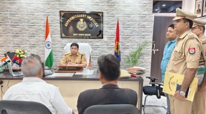 जनसुनवाई में एसपी संदीप कुमार मीना ने सुनीं फरियादियों की समस्याएं समयबद्ध, निष्पक्ष और गुणवत्तापूर्ण निस्तारण के लिए अधिकारियों को दिए निर्देश