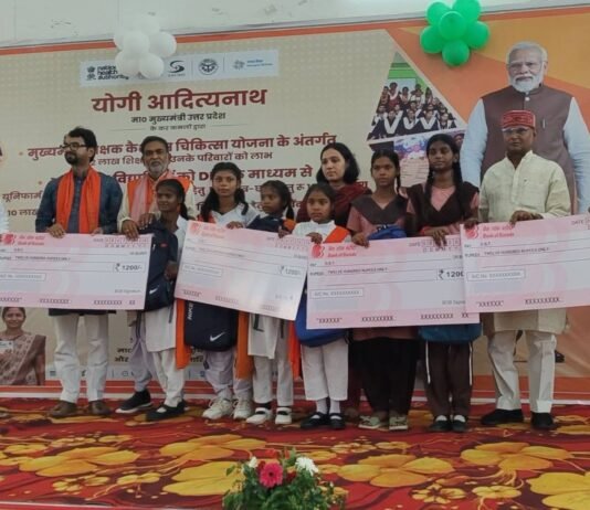 सीएम योगी की तीन बड़ी सौगातें: शिक्षकों को कैशलेस इलाज, बच्चों के खातों में भेजी गई 1200 रुपये की डीबीटी बस्ती में कार्यक्रम का सजीव प्रसारण, उत्कृष्ट शिक्षक व छात्र हुए सम्मानित