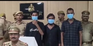 पुलिस पर फायरिंग करने वाले तीन बदमाश गिरफ्तार, तमंचे-बम बरामद