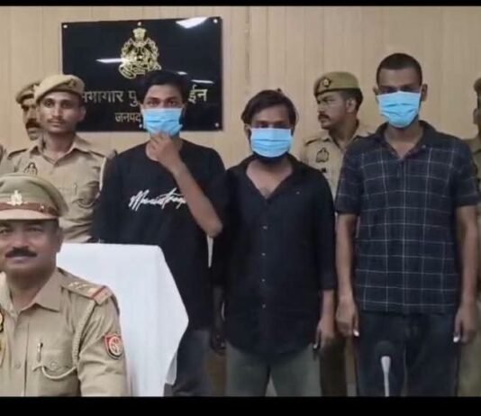 पुलिस पर फायरिंग करने वाले तीन बदमाश गिरफ्तार, तमंचे-बम बरामद