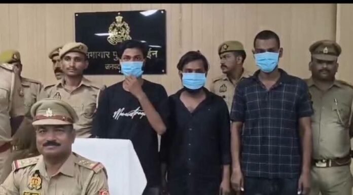 पुलिस पर फायरिंग करने वाले तीन बदमाश गिरफ्तार, तमंचे-बम बरामद