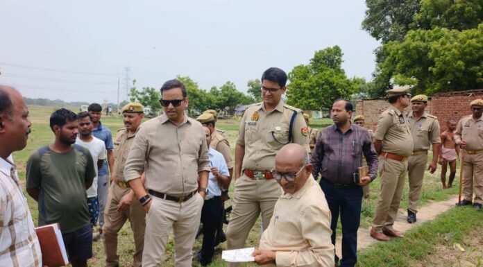 न्याय आपके द्वार’ अभियान: डीएम ने विवादित भूमि का किया स्थलीय निरीक्षण