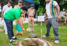 ‘एक पेड़ माँ के नाम’ अभियान: एसपी संदीप मीना ने किया वृक्षारोपण, पर्यावरण संरक्षण का दिलाया संकल्प