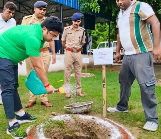 ‘एक पेड़ माँ के नाम’ अभियान: एसपी संदीप मीना ने किया वृक्षारोपण, पर्यावरण संरक्षण का दिलाया संकल्प