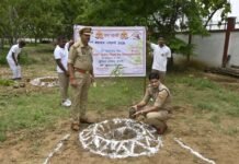 “एक पेड़ माँ के नाम” अभियान में एसपी डॉ. यशवीर सिंह ने किया वृक्षारोपण, पर्यावरण संरक्षण का दिलाया संकल्प जनपद के सभी थाना-चौकी परिसरों में लगाए गए फलदार, छायादार और औषधीय पौधे, संरक्षण पर भी दिया विशेष जोर