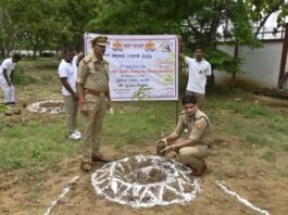 “एक पेड़ माँ के नाम” अभियान में एसपी डॉ. यशवीर सिंह ने किया वृक्षारोपण, पर्यावरण संरक्षण का दिलाया संकल्प जनपद के सभी थाना-चौकी परिसरों में लगाए गए फलदार, छायादार और औषधीय पौधे, संरक्षण पर भी दिया विशेष जोर