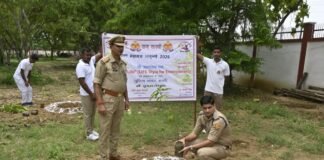 “एक पेड़ माँ के नाम” अभियान में एसपी डॉ. यशवीर सिंह ने किया वृक्षारोपण, पर्यावरण संरक्षण का दिलाया संकल्प जनपद के सभी थाना-चौकी परिसरों में लगाए गए फलदार, छायादार और औषधीय पौधे, संरक्षण पर भी दिया विशेष जोर