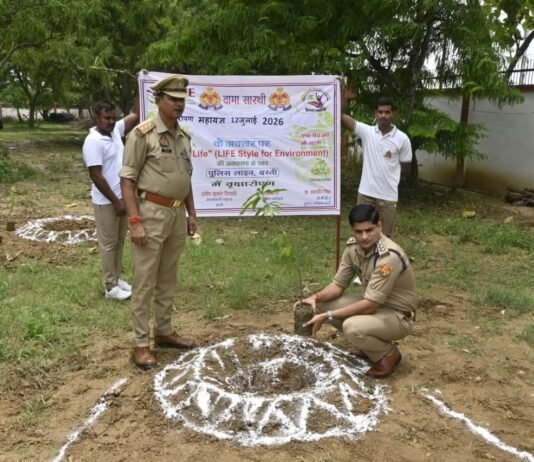 “एक पेड़ माँ के नाम” अभियान में एसपी डॉ. यशवीर सिंह ने किया वृक्षारोपण, पर्यावरण संरक्षण का दिलाया संकल्प जनपद के सभी थाना-चौकी परिसरों में लगाए गए फलदार, छायादार और औषधीय पौधे, संरक्षण पर भी दिया विशेष जोर