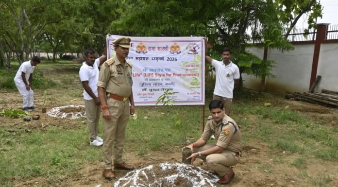 “एक पेड़ माँ के नाम” अभियान में एसपी डॉ. यशवीर सिंह ने किया वृक्षारोपण, पर्यावरण संरक्षण का दिलाया संकल्प जनपद के सभी थाना-चौकी परिसरों में लगाए गए फलदार, छायादार और औषधीय पौधे, संरक्षण पर भी दिया विशेष जोर