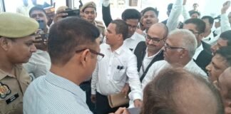दिल्ली लाठीचार्ज के विरोध में संतकबीरनगर के अधिवक्ताओं का प्रदर्शन राष्ट्रपति के नाम जिलाधिकारी को सौंपा ज्ञापन, दोषियों पर कार्रवाई की उठाई मांग