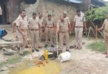 अवैध शराब के खिलाफ आबकारी विभाग की बड़ी कार्रवाई, 235 किलो महुआ लहन नष्ट 4 लीटर कच्ची शराब बरामद, आबकारी अधिनियम के तहत मुकदमा दर्ज