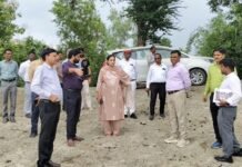 डीएम कृत्तिका ज्योत्स्ना ने तटबंधों का किया निरीक्षण, बाढ़ सुरक्षा तैयारियों को परखा