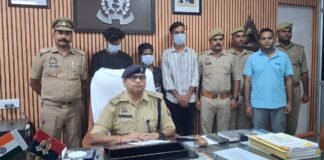 महुली पुलिस ने अंतरजनपदीय बाइक चोर गिरोह का किया पर्दाफाश, तीन शातिर गिरफ्तार पांच चोरी की मोटरसाइकिलें, तीन एंड्रॉयड मोबाइल बरामद; देवरिया, लखनऊ और बाराबंकी समेत कई जिलों से वाहन चोरी करने की कबूली वारदात