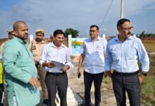 डीएम ने मनरेगा से निर्मित तालाबों का किया निरीक्षण, साफ-सफाई के दिए कड़े निर्देश