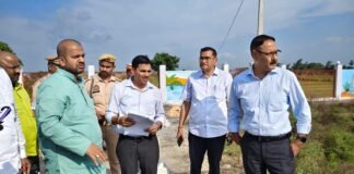 डीएम ने मनरेगा से निर्मित तालाबों का किया निरीक्षण, साफ-सफाई के दिए कड़े निर्देश