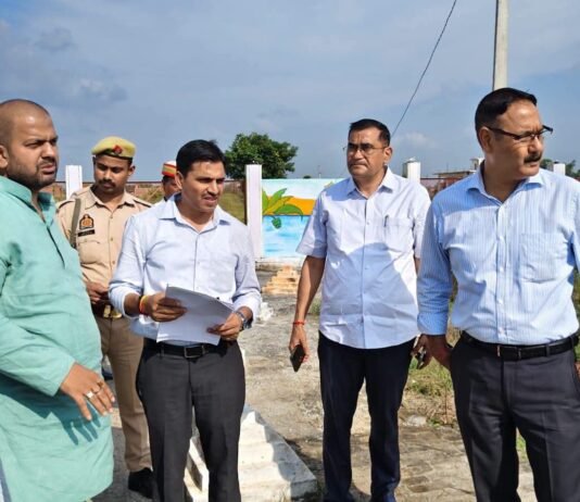 डीएम ने मनरेगा से निर्मित तालाबों का किया निरीक्षण, साफ-सफाई के दिए कड़े निर्देश