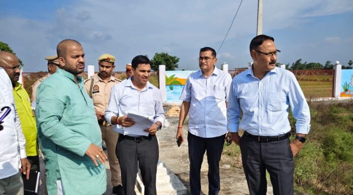 डीएम ने मनरेगा से निर्मित तालाबों का किया निरीक्षण, साफ-सफाई के दिए कड़े निर्देश