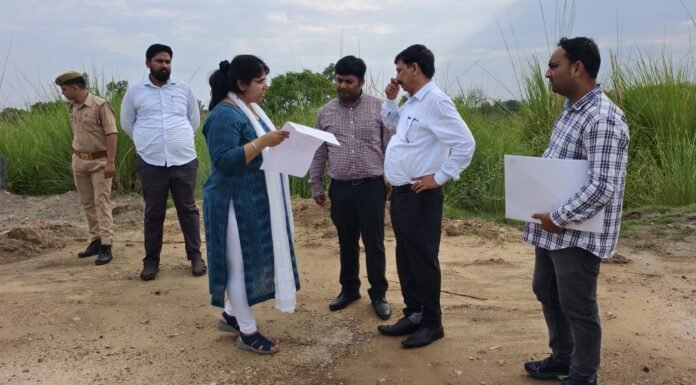 रायबरेली रिंग रोड परियोजना अंतिम चरण में: डीएम ने किया निरीक्षण, गुणवत्ता और समयबद्ध कार्य पर दिया जोर 95 प्रतिशत कार्य पूरा, रेलवे स्वीकृति मिलने के बाद शेष निर्माण ने पकड़ी रफ्तार