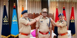 एसपी नॉर्थ ज्ञानेंद्र नाथ प्रसाद बने आईपीएस, डीजीपी ने पिपिंग सेरेमनी में लगाया रैंक पीपीएस से आईपीएस पदोन्नति के साथ बढ़ी जिम्मेदारी, तेजतर्रार पुलिसिंग के लिए पहचान