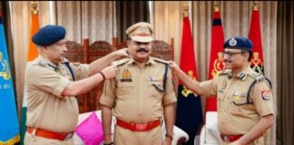तेजतर्रार पीपीएस अधिकारी जितेंद्र कुमार श्रीवास्तव बने आईपीएस, पिपिंग सेरेमनी में मिला नया दायित्व 15 से अधिक जिलों में दे चुके हैं सेवाएं, गोरखपुर और मेरठ में निभा चुके हैं अहम जिम्मेदारी