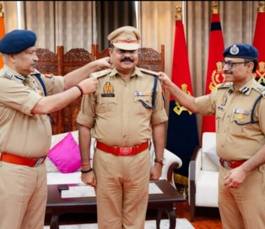 तेजतर्रार पीपीएस अधिकारी जितेंद्र कुमार श्रीवास्तव बने आईपीएस, पिपिंग सेरेमनी में मिला नया दायित्व 15 से अधिक जिलों में दे चुके हैं सेवाएं, गोरखपुर और मेरठ में निभा चुके हैं अहम जिम्मेदारी