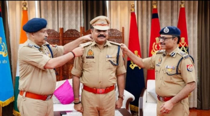 तेजतर्रार पीपीएस अधिकारी जितेंद्र कुमार श्रीवास्तव बने आईपीएस, पिपिंग सेरेमनी में मिला नया दायित्व 15 से अधिक जिलों में दे चुके हैं सेवाएं, गोरखपुर और मेरठ में निभा चुके हैं अहम जिम्मेदारी