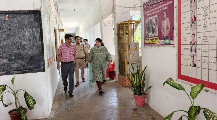 डीएम-एसपी ने परीक्षा केंद्रों का किया निरीक्षण, कड़ी निगरानी में सकुशल सम्पन्न हुई यूपीटीईटी परीक्षा 19 परीक्षा केंद्रों पर शांतिपूर्ण माहौल में हुई परीक्षा, प्रशासन रहा पूरी तरह सतर्क