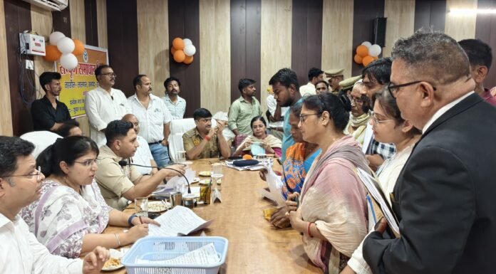 डीएम-एसपी ने तहसील लालगंज में सुनीं फरियादियों की समस्याएं सम्पूर्ण समाधान दिवस में 148 शिकायतें, 20 का मौके पर निस्तारण