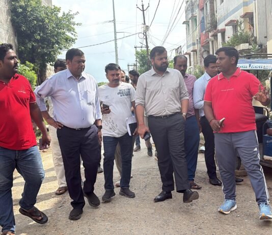 गोपालपुर वार्ड में नगर आयुक्त का औचक निरीक्षण सफाई व्यवस्था दुरुस्त करने के सख्त निर्देश, बीटवार तैनाती और नालों की नियमित सफाई पर जोर